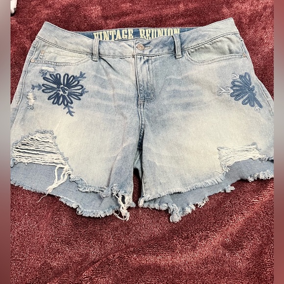 Gently loved women’s Vintage jean shorts - Picture 3 of 5